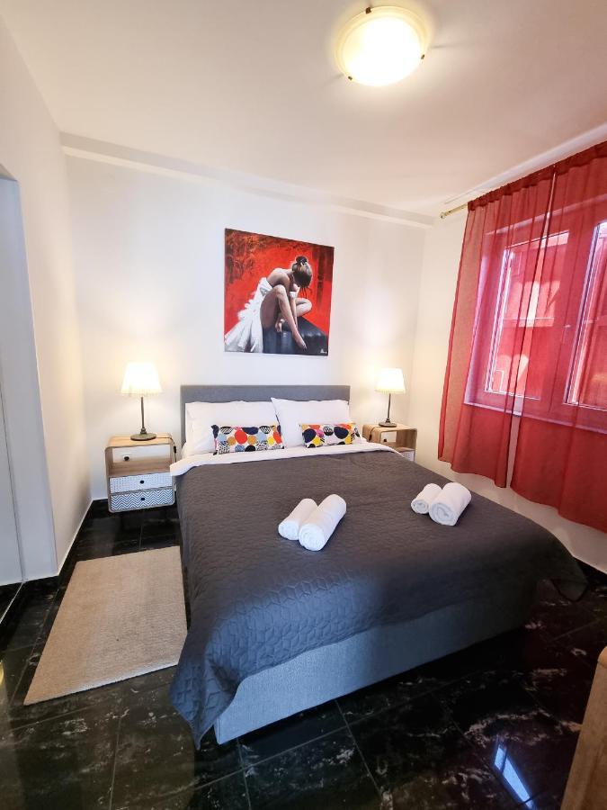 Apartments Paradiso พูลา ภายนอก รูปภาพ